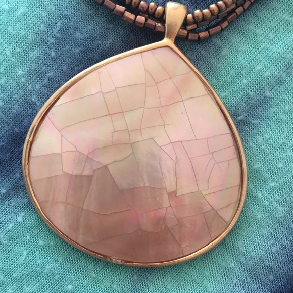 Soft pink iridescent shell necklace & earrings - Picture 4 of 4